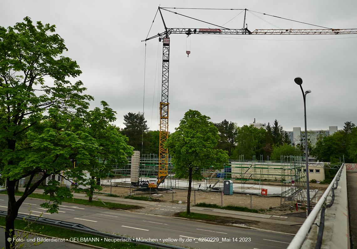 14.05.2023 - Ein Kran für die Baustelle Haus für Kinder in Neuperlach